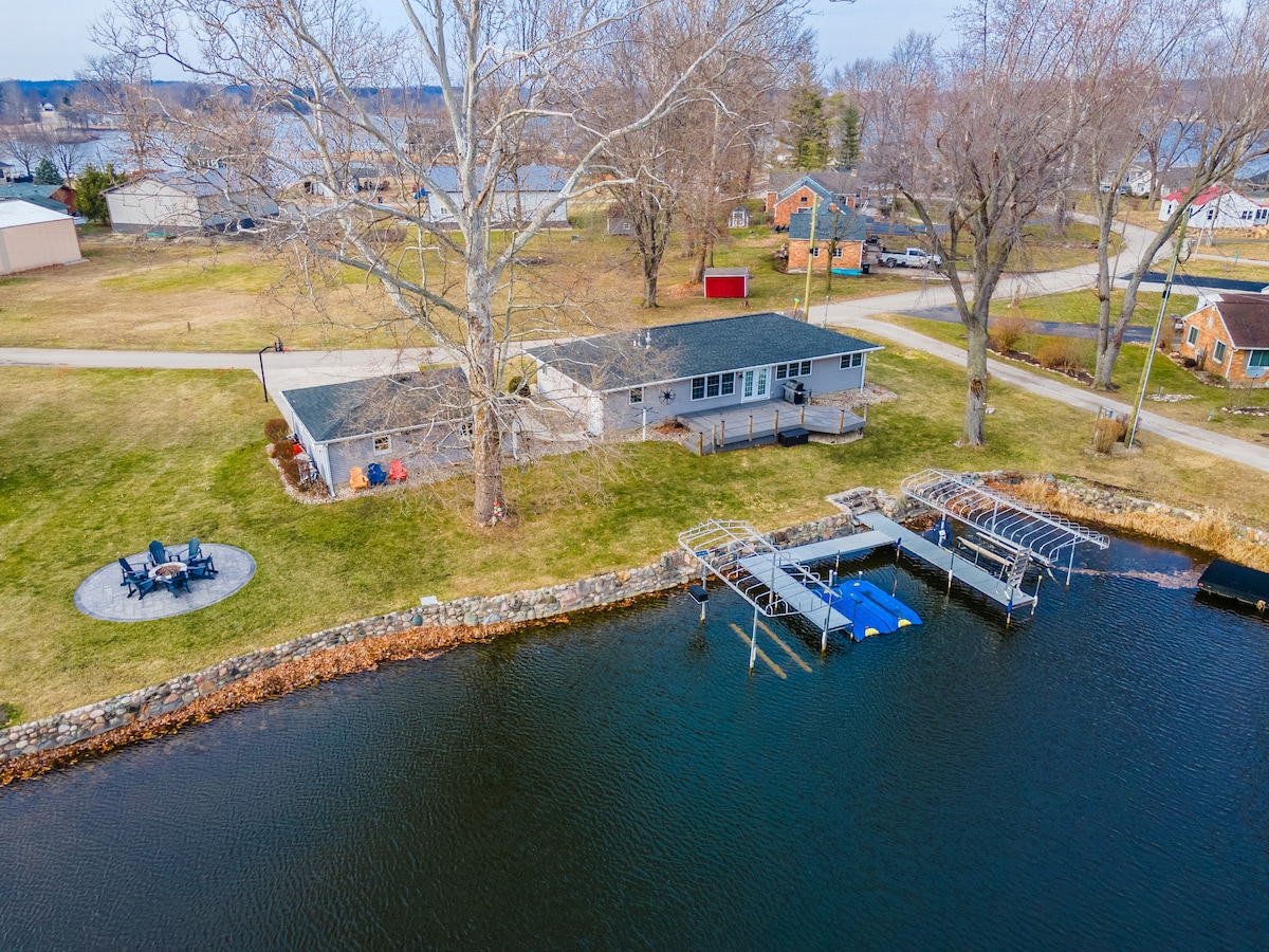 Spacious 4 BR Lakehouse Getaway!