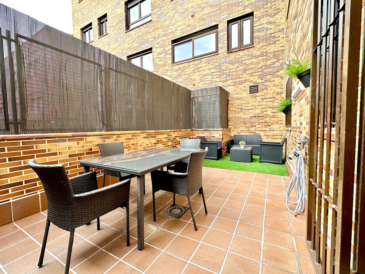 Free Parking - New, large terrace & lots of light