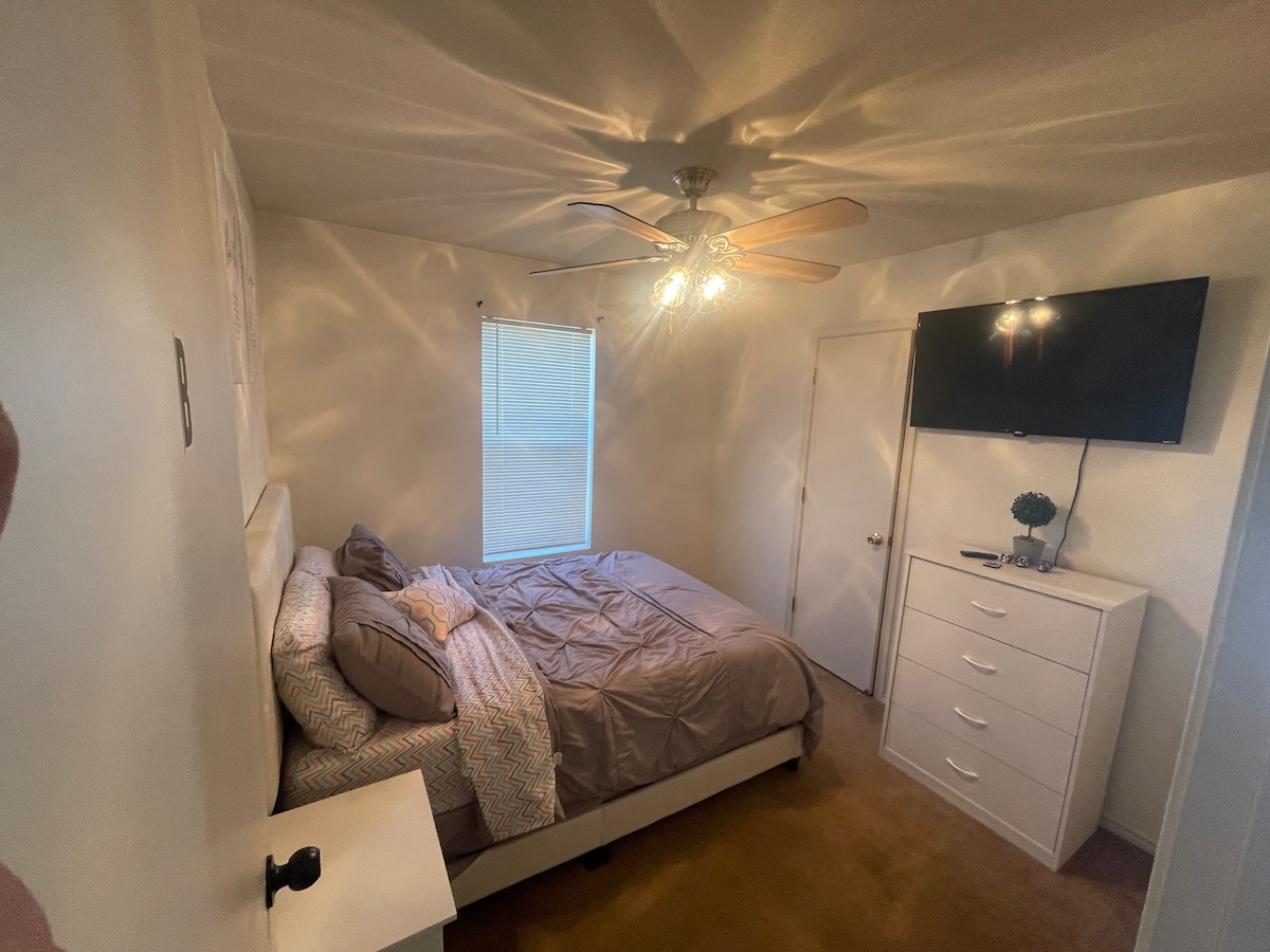 Affordable, Quiet Room with everything you need.