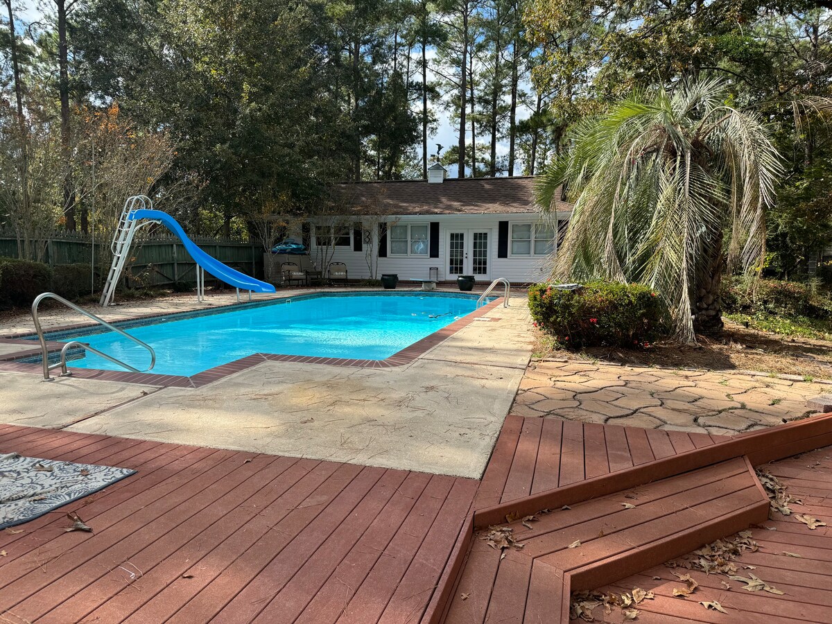 Spacious 7 Bedrooms Lakeside wit pool and zip line