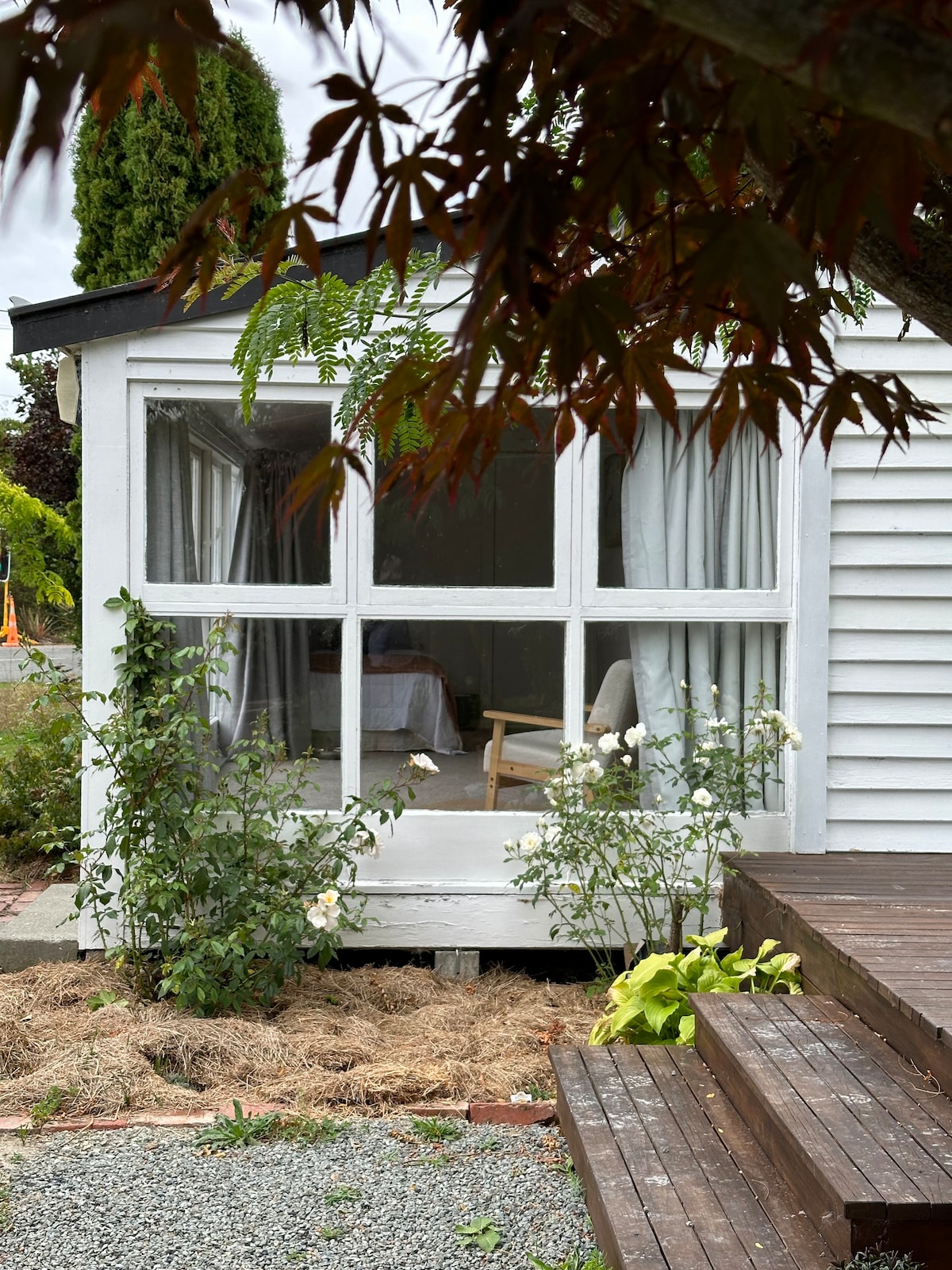 灰色街道乡村小屋