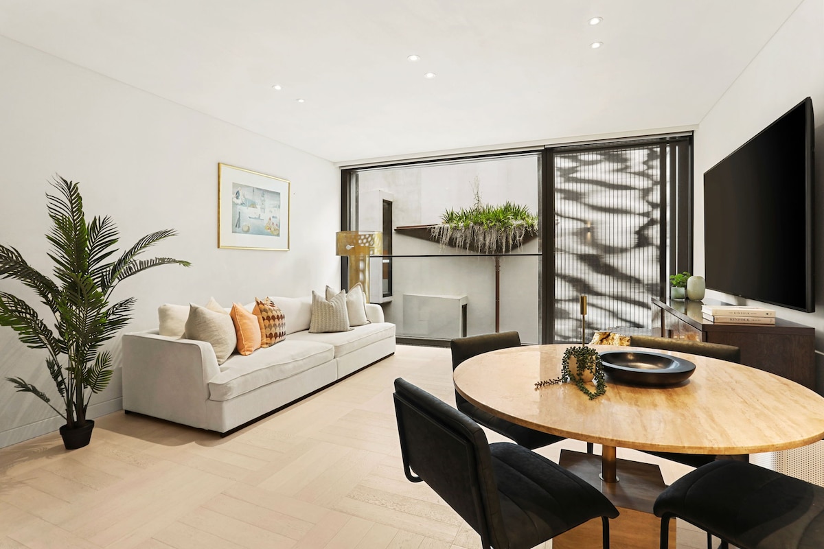 Luxe 4BRM Townhouse w/ Lift + Parking | Pyrmont