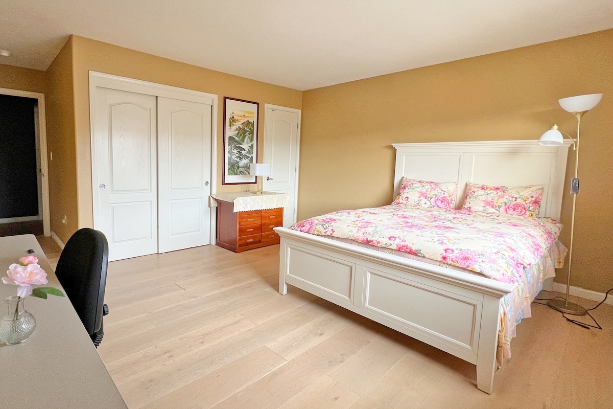 Spacious Sunny Room, Elegant & Cozy, Queen bed