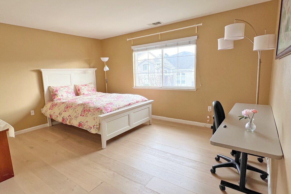 Spacious Sunny Room, Elegant & Cozy, Queen bed