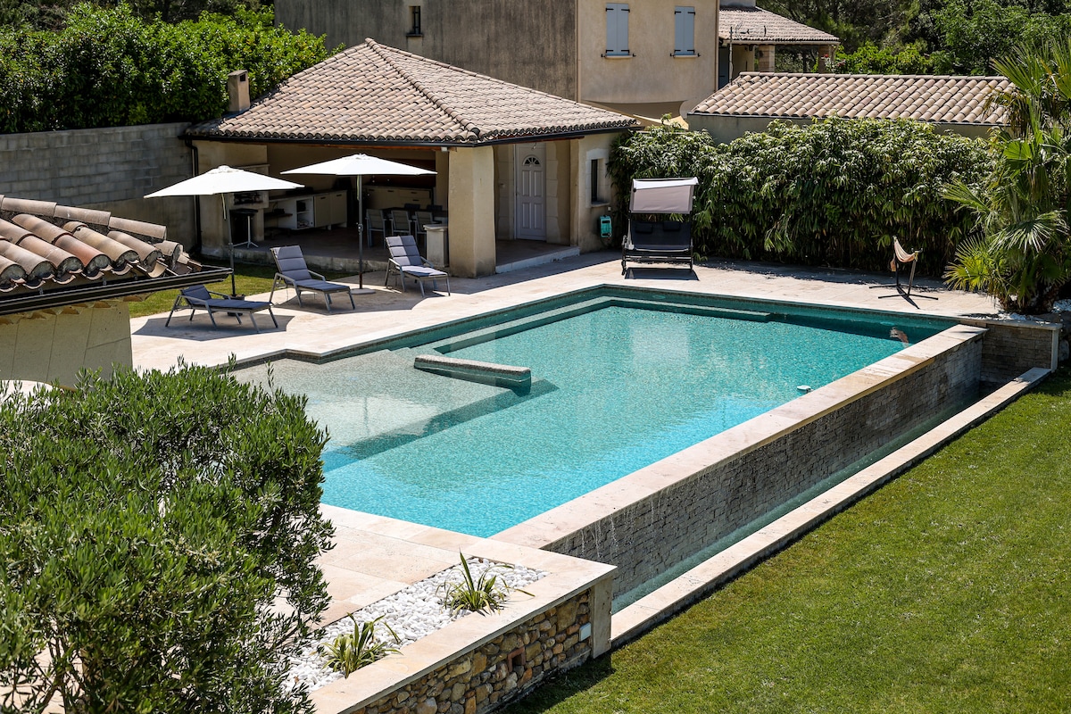 Maison de standing avec piscine et grands espaces