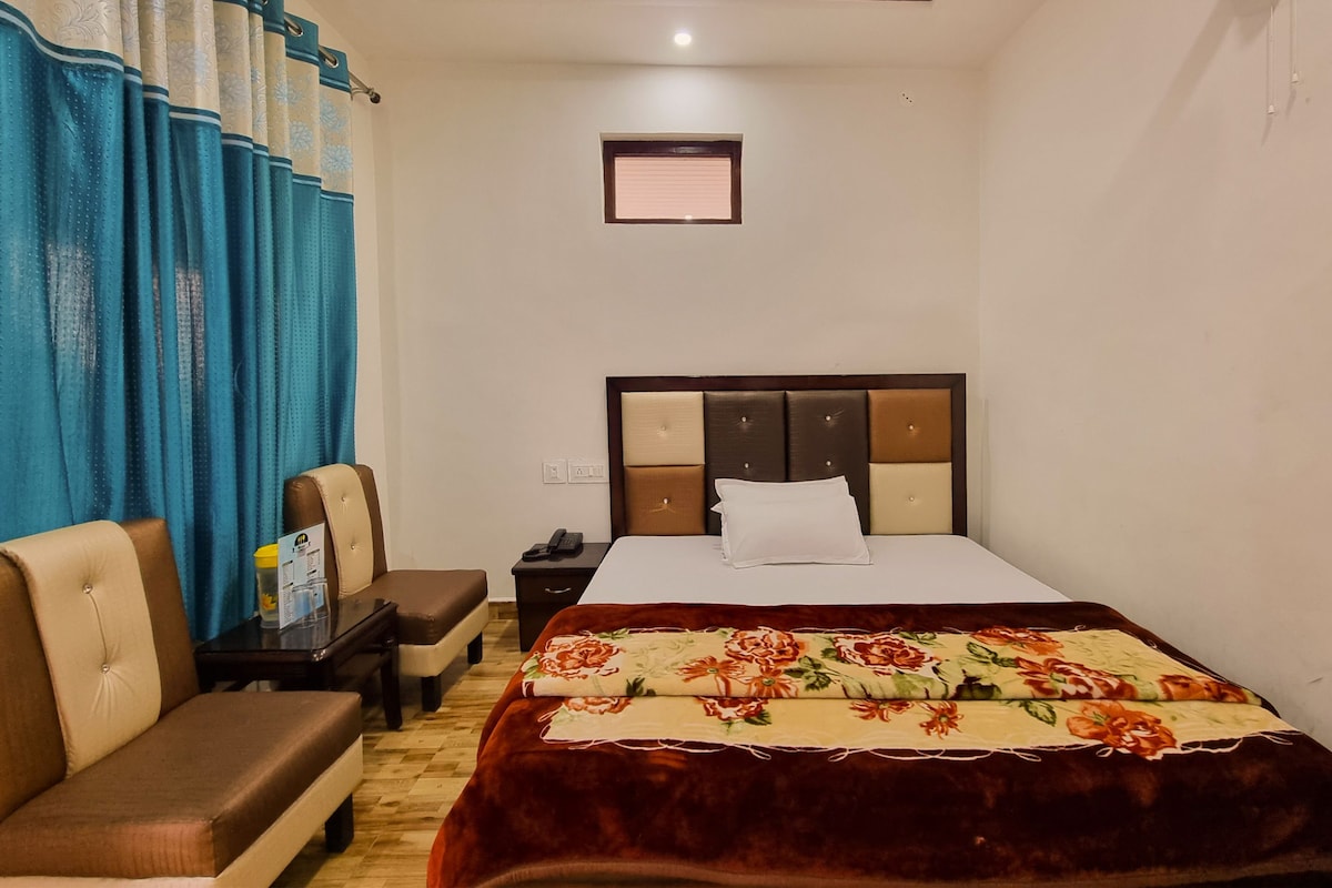 Deluxe Room At Hotel Anmol