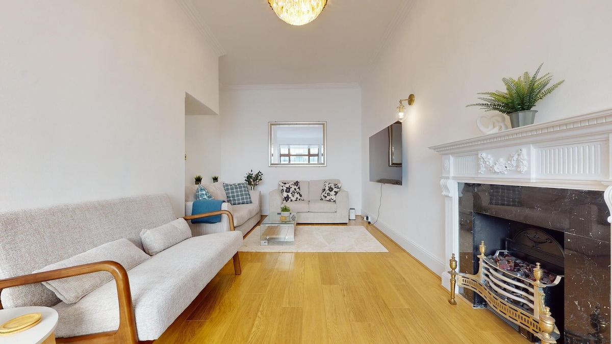 Prime Location: Prince’s Gate Mews! 4BD & 3.5BATH