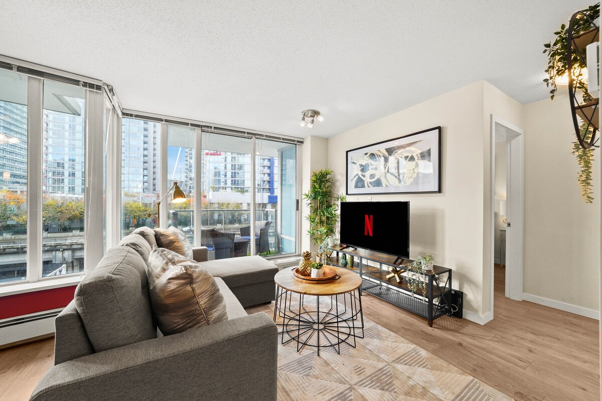 Stylish Condo Near Rogers Arena + 1 Free Parking