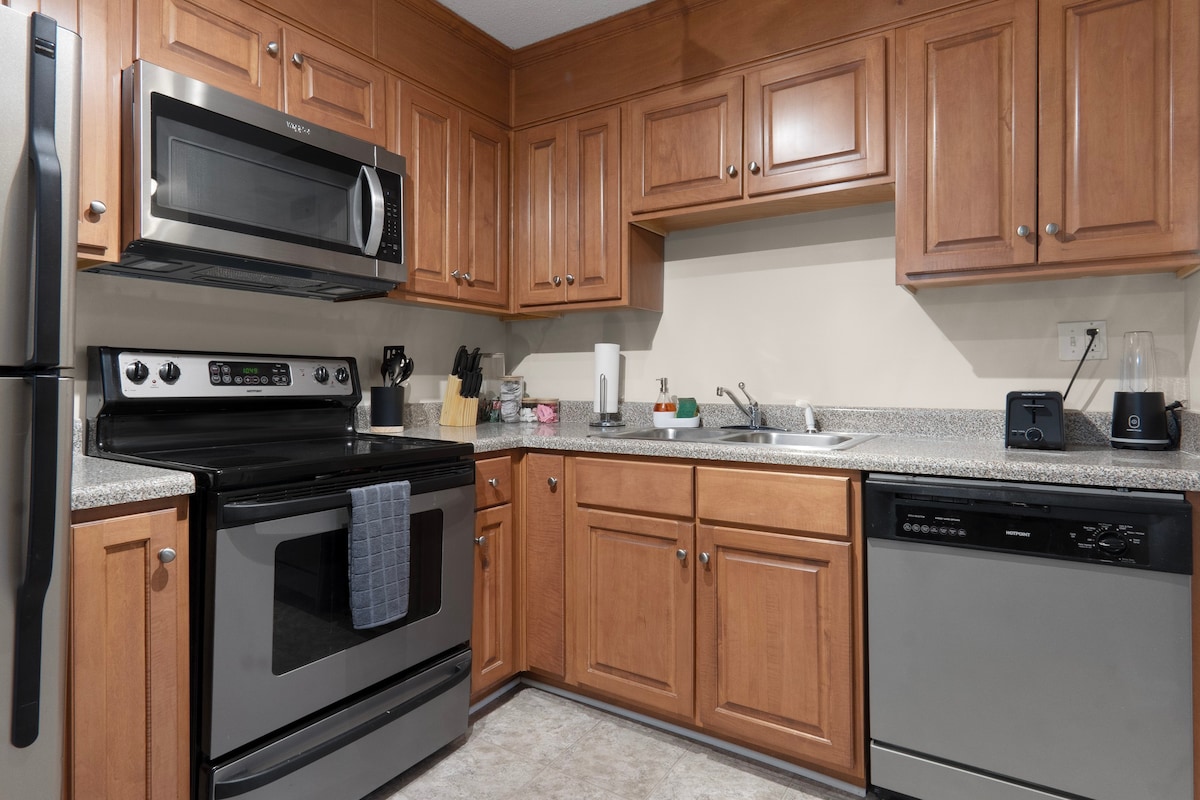Upscale King 3 Bed Suite—Mins to Downtown Raleigh!