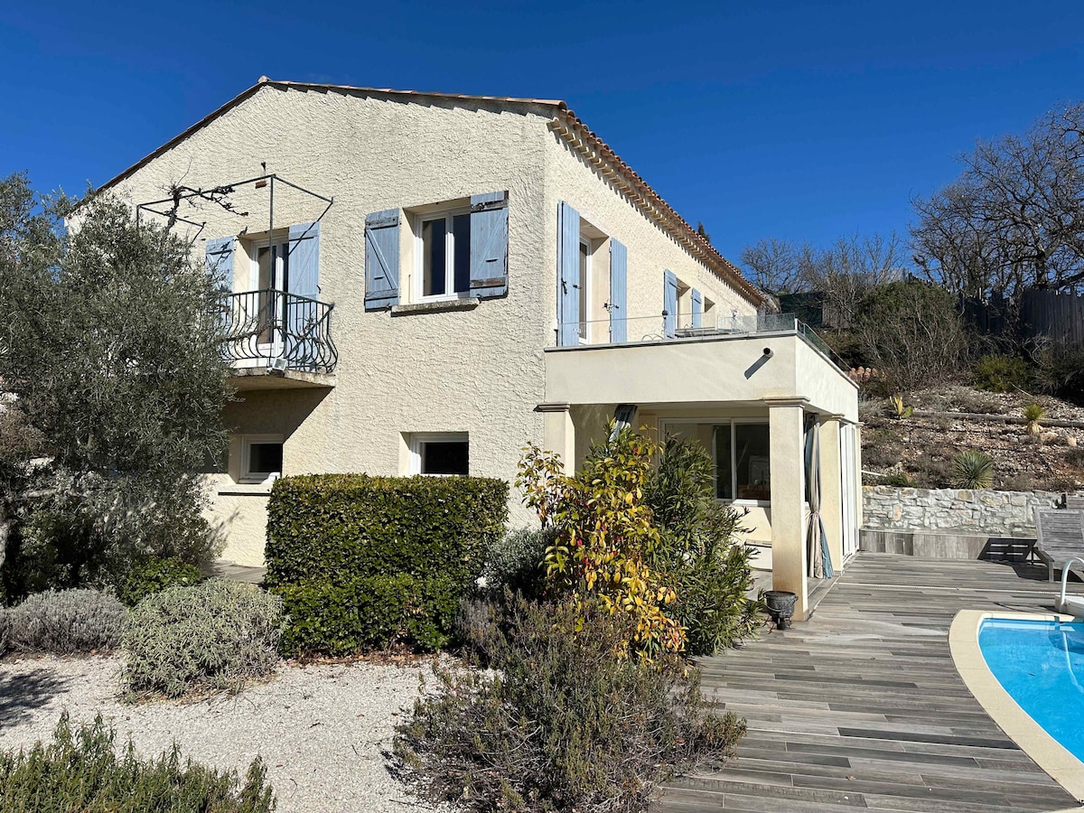 Maison provençale tout confort avec piscine