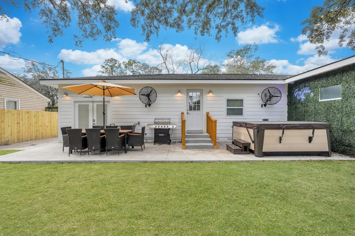 Hot Tub, Game Room, 5mi Downton Savannah