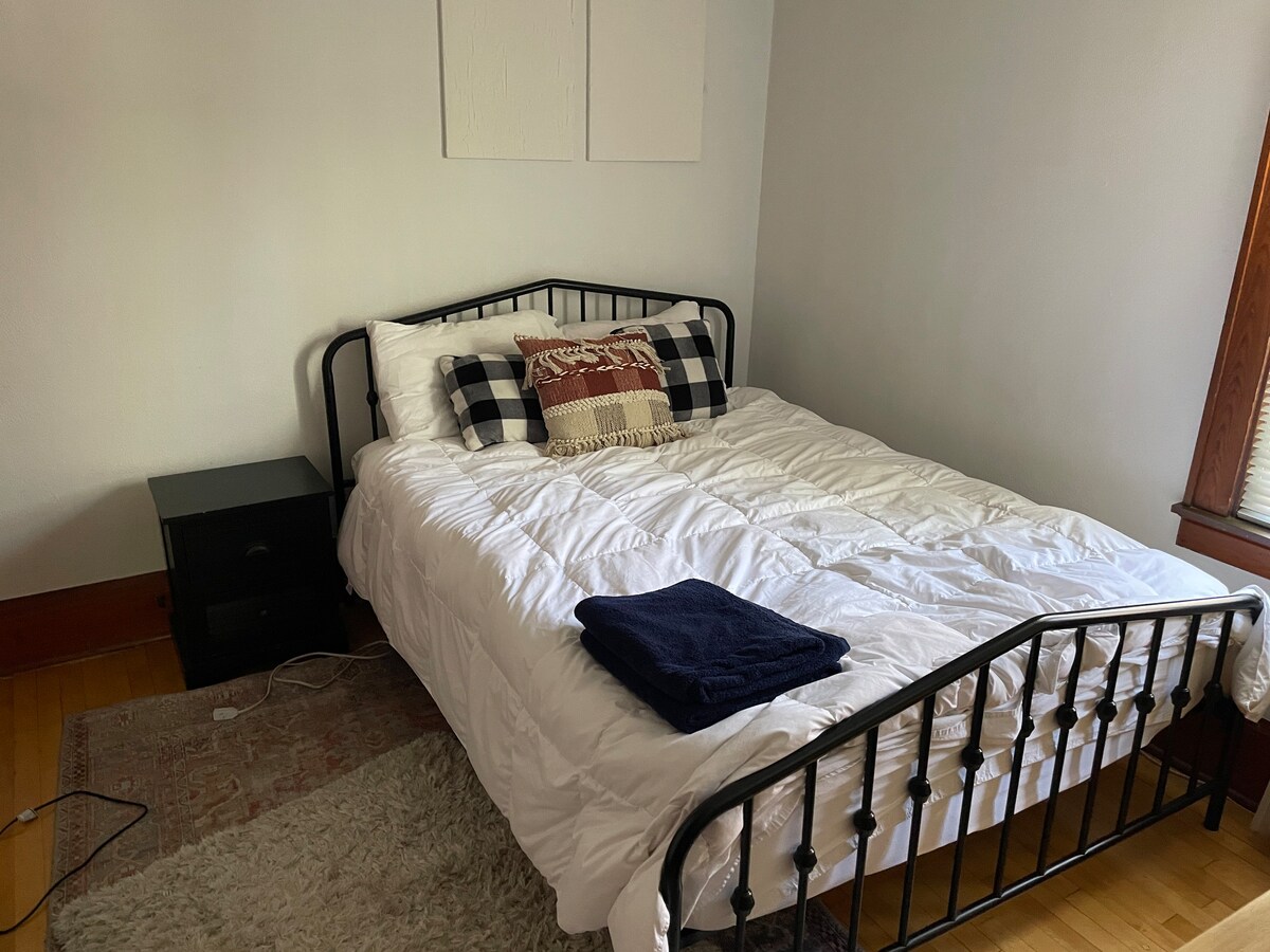 Cozy Upper Flat for Two in Bayview, OS Parking