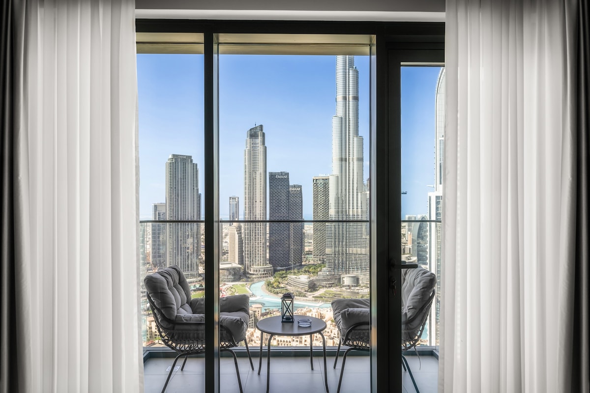 Panoramic views of Burj Khalifa and Fountains
