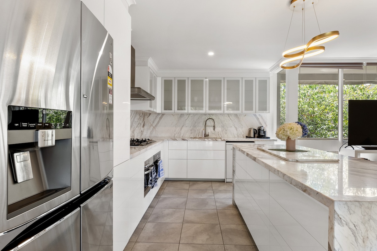 Luxury 3-bedroom Apmt | Toorak