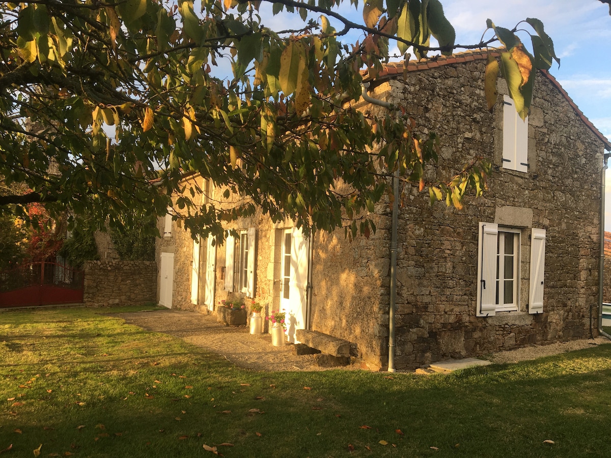 Maison en pierre, jardin arboré