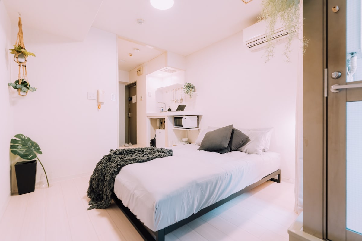 Minimalist Loft 5: Namba Compact Studio & 24/7 Gym