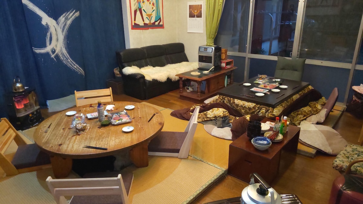 家庭客房2张双层床+ 2张日式床垫，最多可入住6人，带厨房用餐