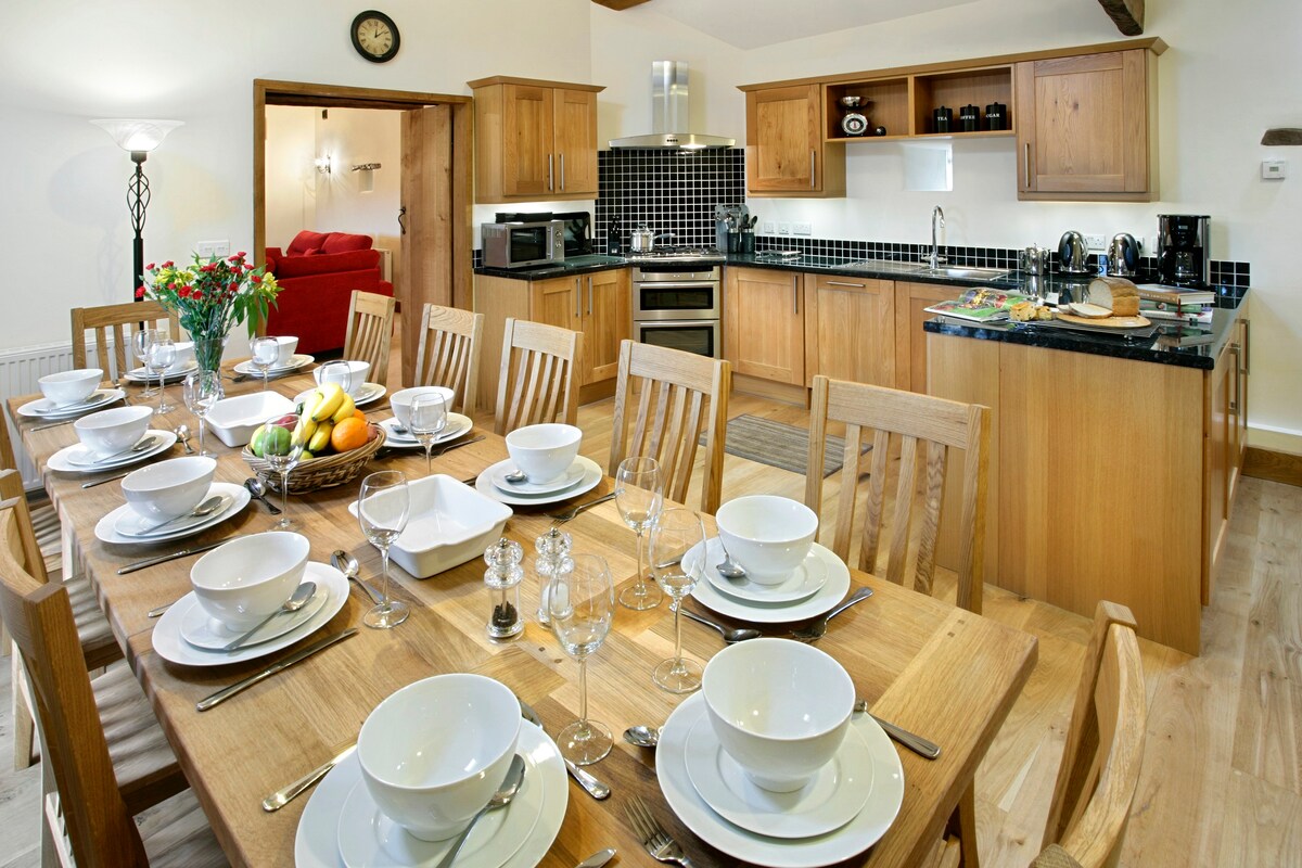 Littonfields Barn - Large Luxury Sleeps 12