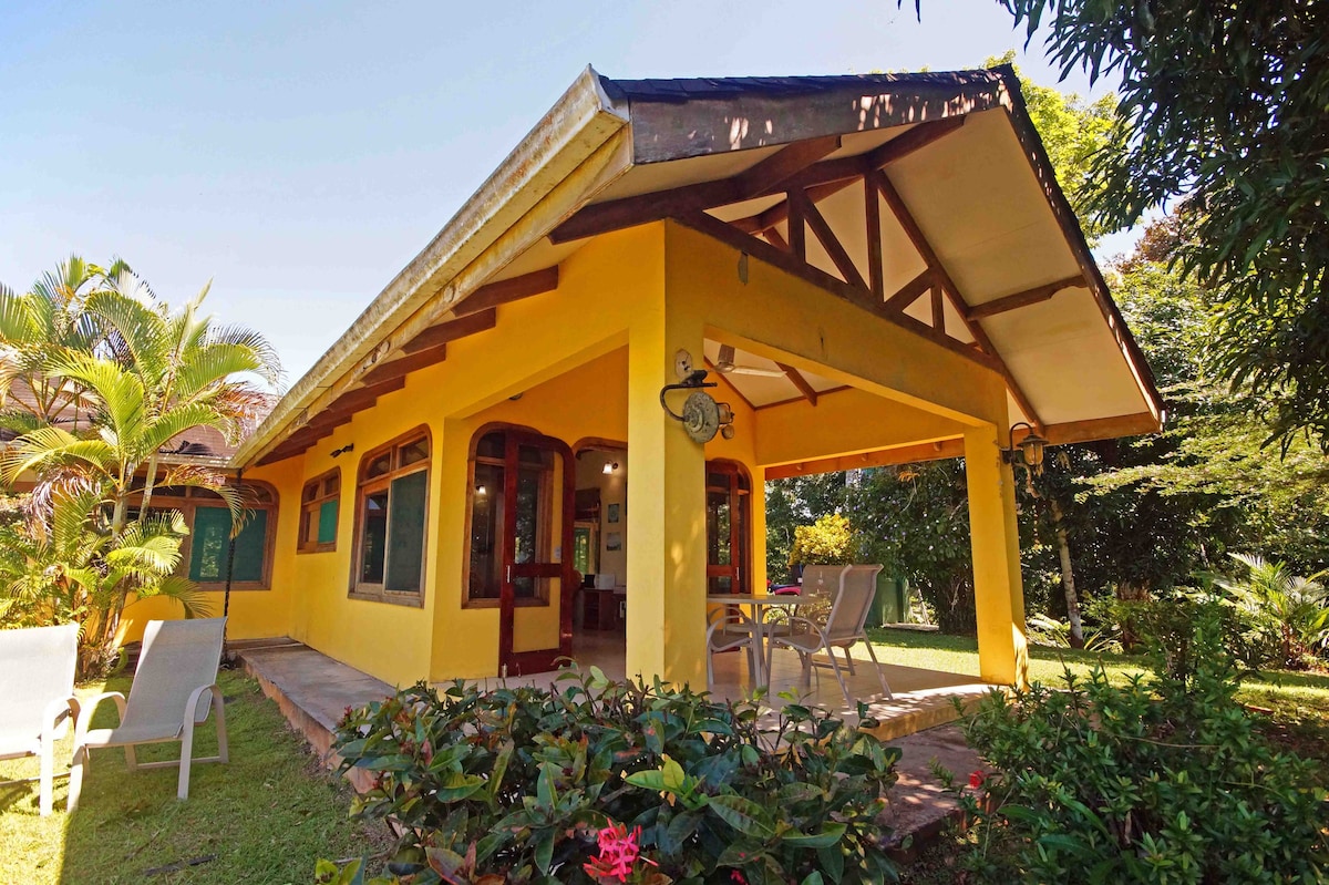 Casa del Sol - Quiet Jungle House near Beaches