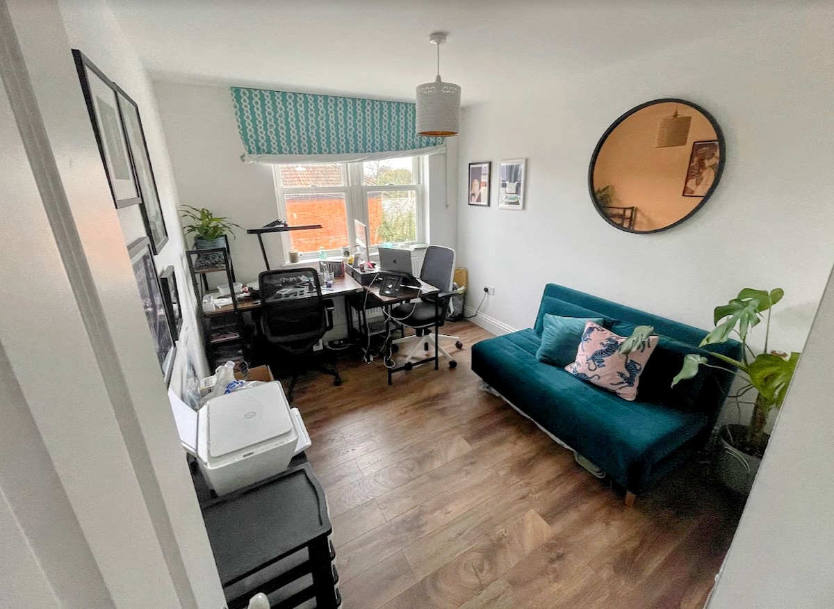 <5min walk to Winchester station, 10 to citycentre