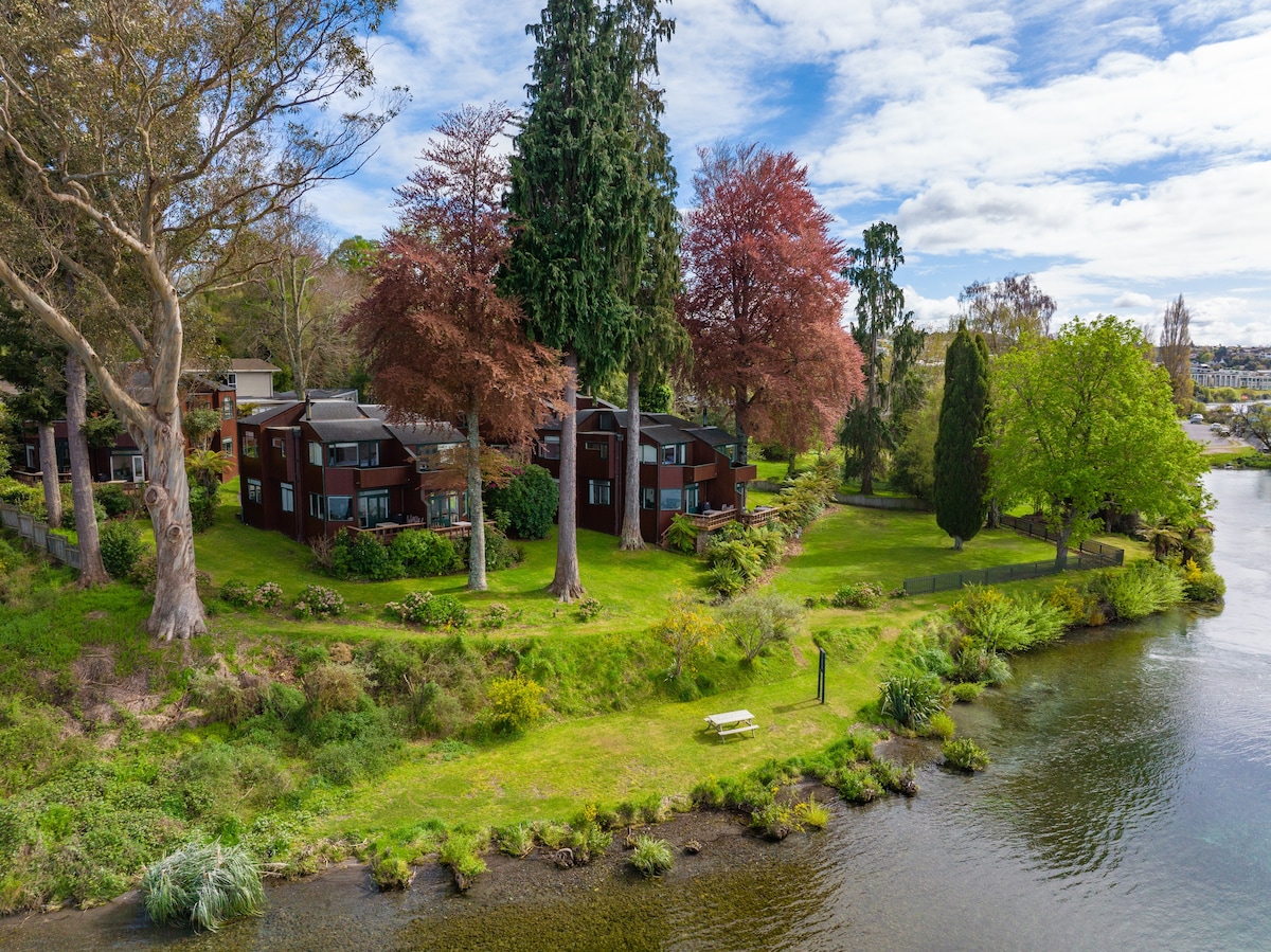 Lakeside Chalets on beautiful & expansive grounds