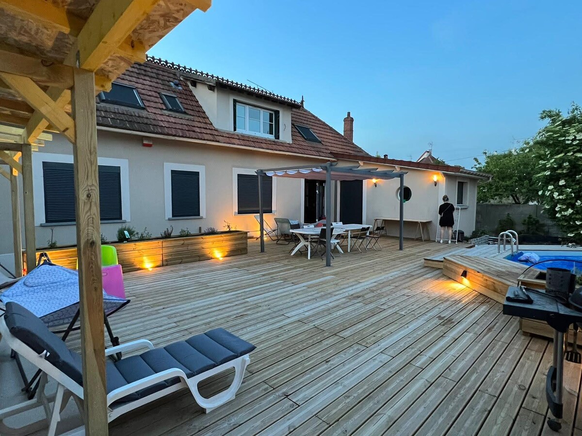 House with warm Pool, wooden deck and garden