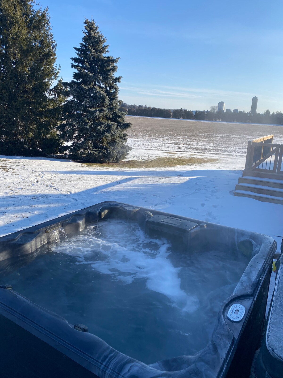 Private family farmhouse with hot tub & pool