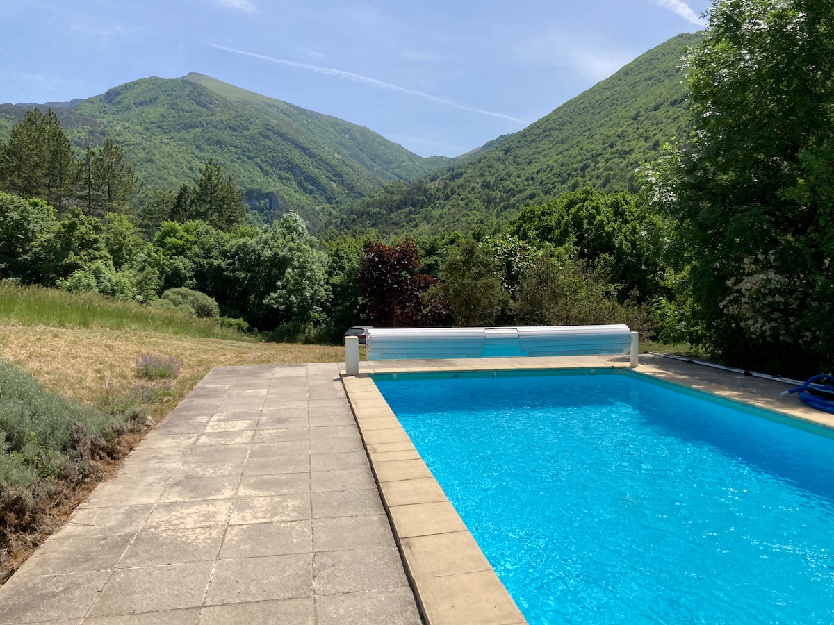 Charmante maison avec piscine.