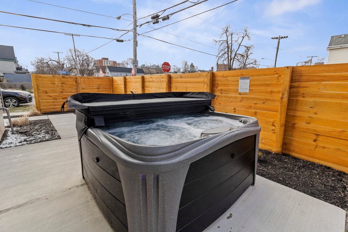 Stay & Play: New 3BR, Hot Tub + Games