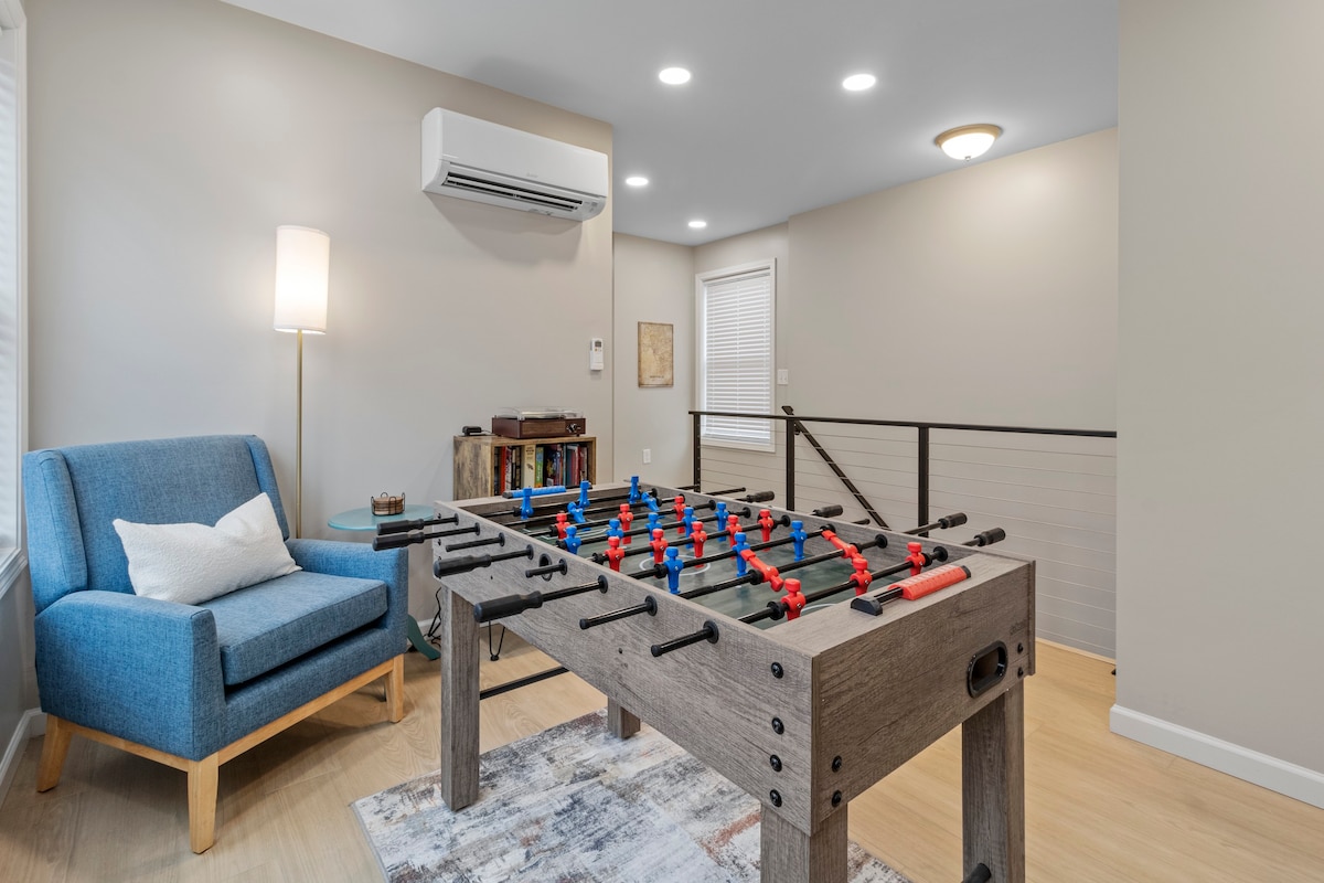 Stay & Play: New 3BR, Hot Tub + Games