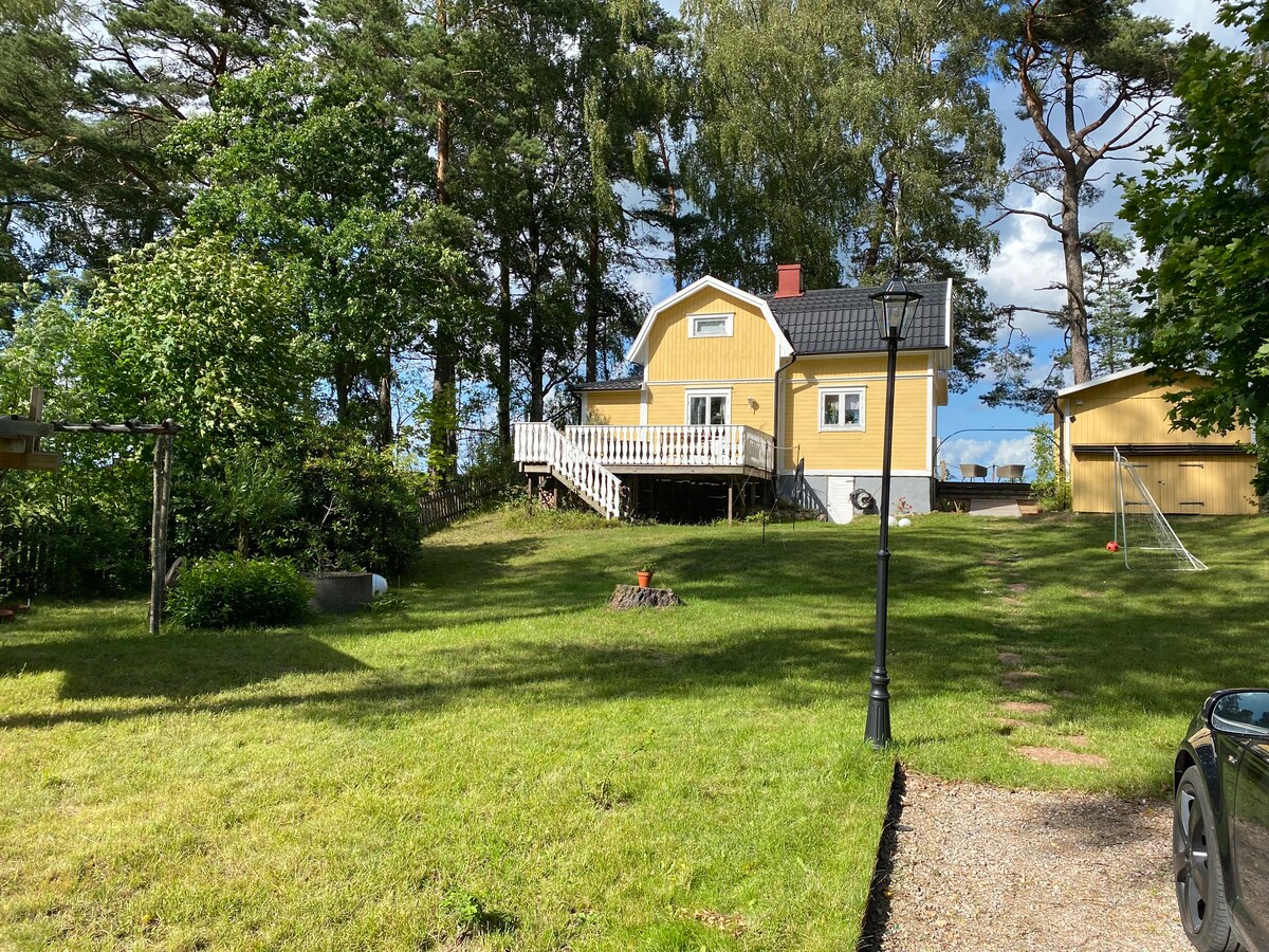 Hus vid Vänerns strand