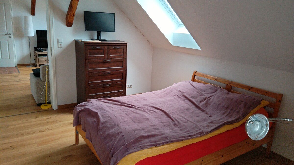Schlafzimmer mit Doppelbett bei Cottbus