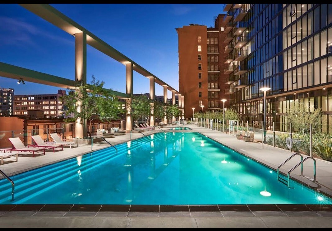 时髦的3床高层公寓，带泳池、水疗中心和屋顶露台