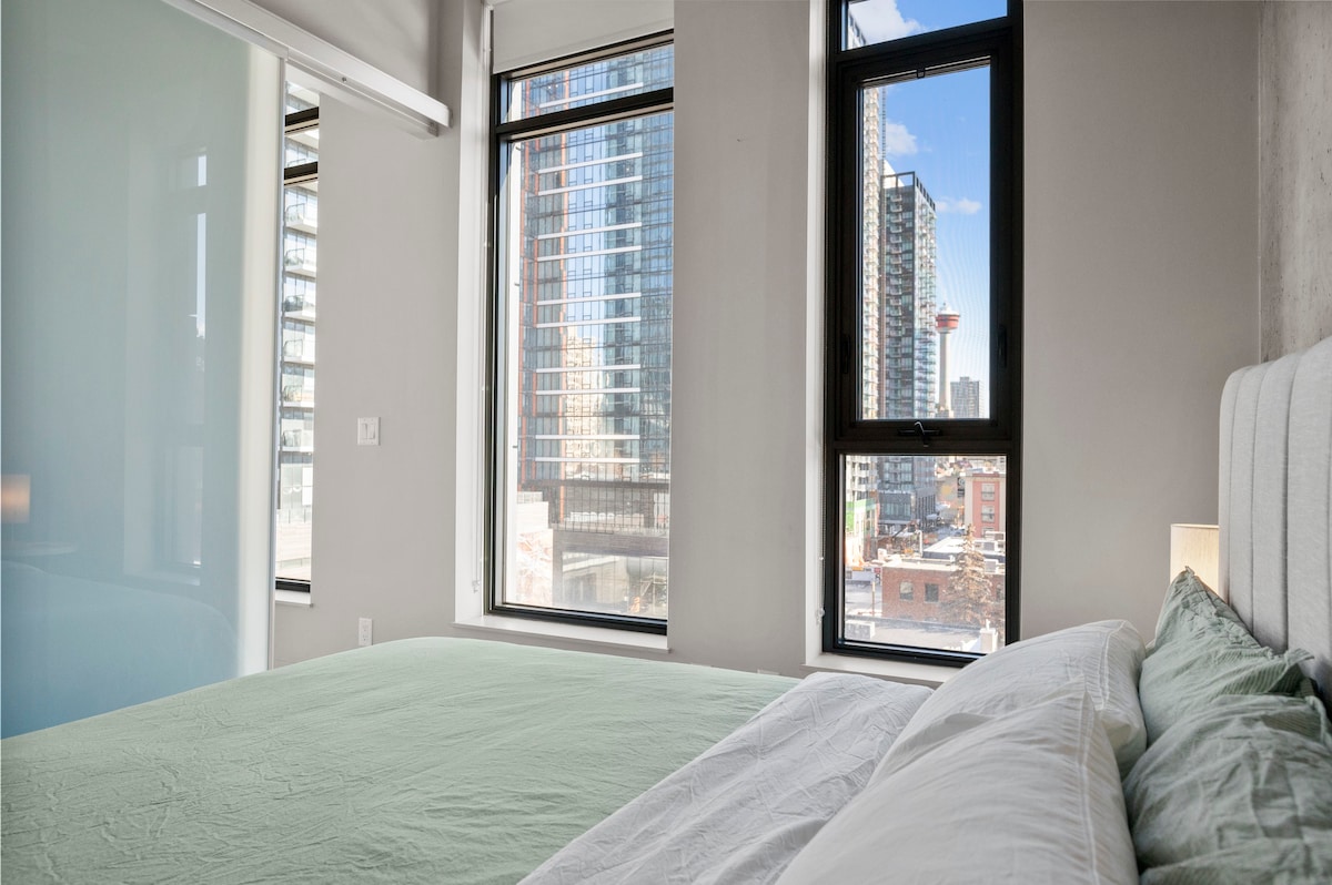 Calgary Tower View | King Bed | Pool | Gym | AC