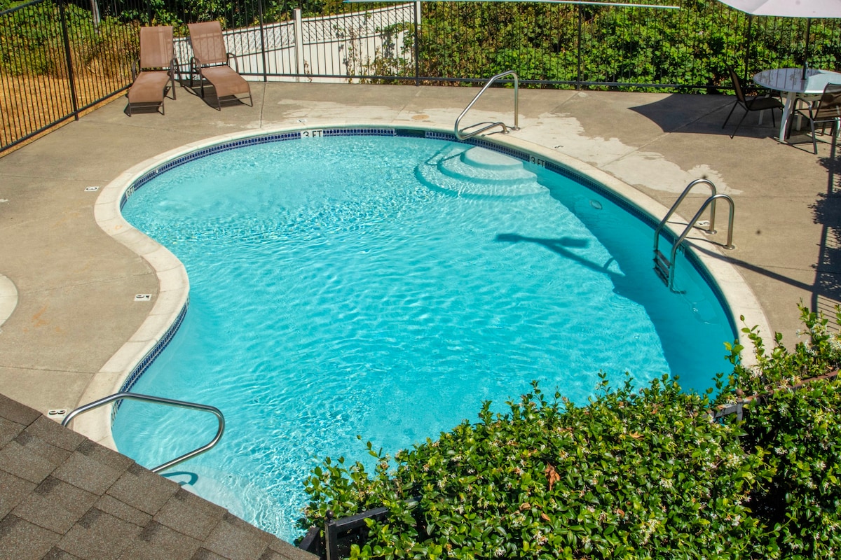 1 King Bed with Pool and Spa