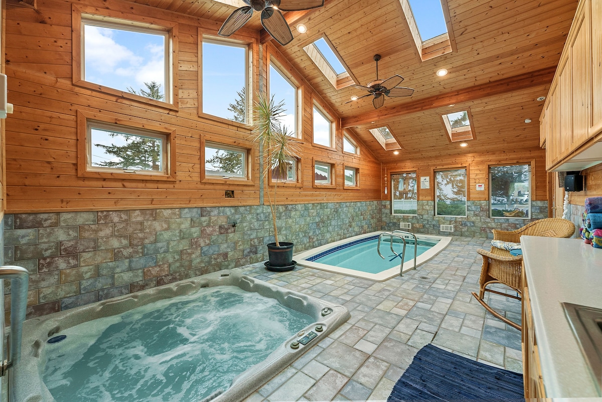 Luxury w/indoor pool & hot tub