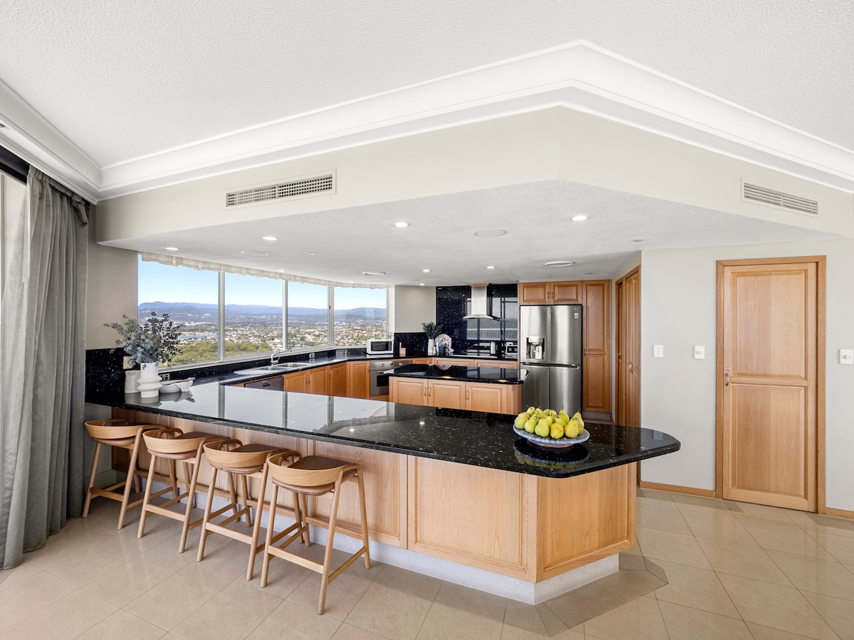 Palace in the Sky: 2-Lv Penthouse, Burleigh Beach