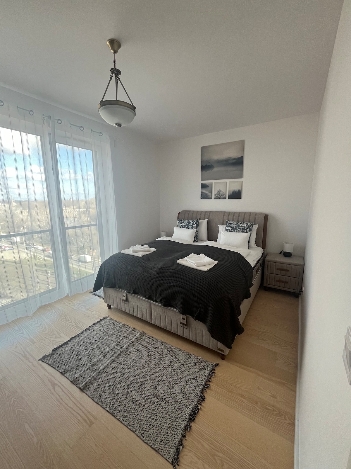 WaterFront City Two Bedroom Apartment by UrbanRent