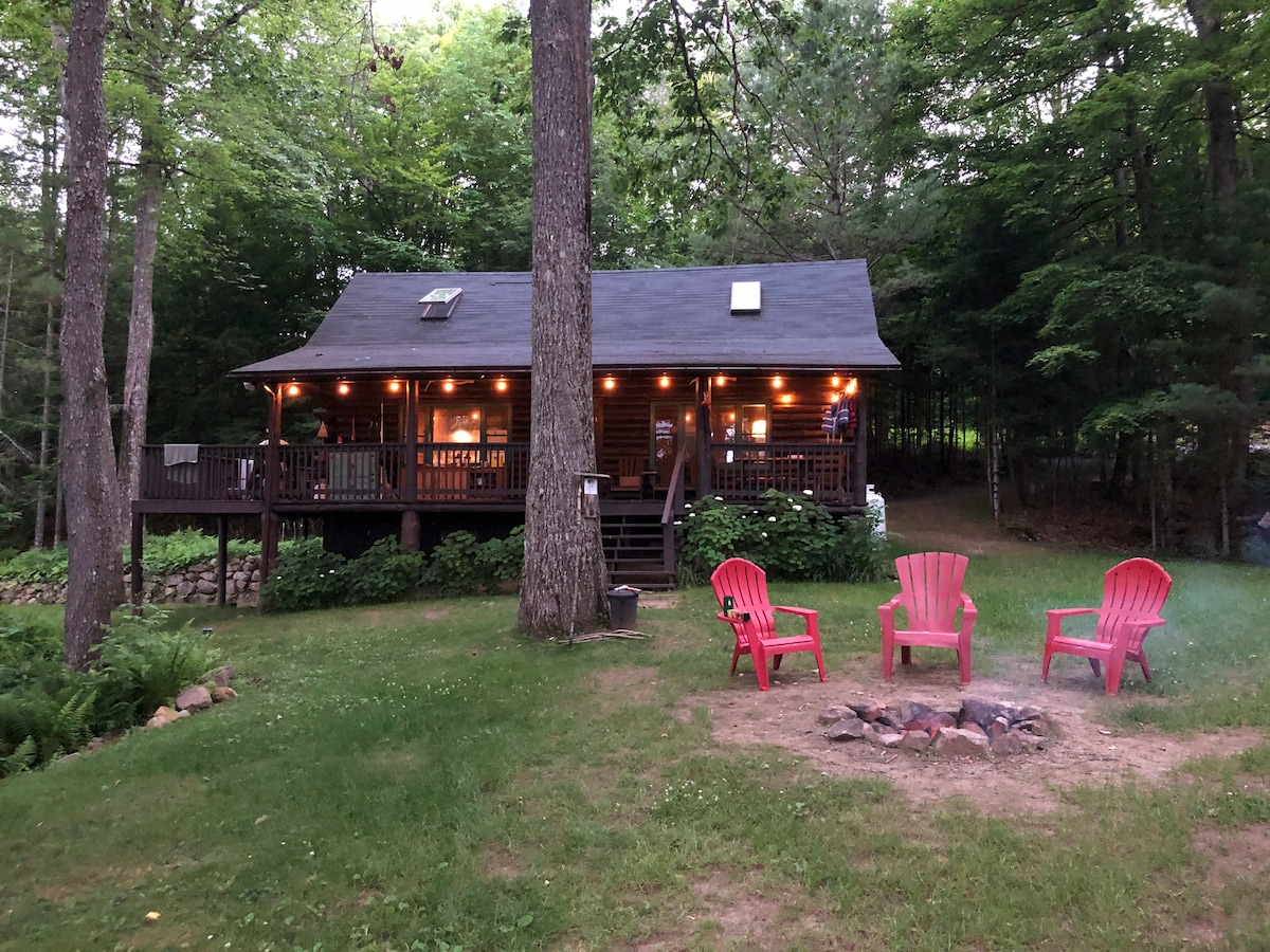 Lakefront Log Cabin, Private!