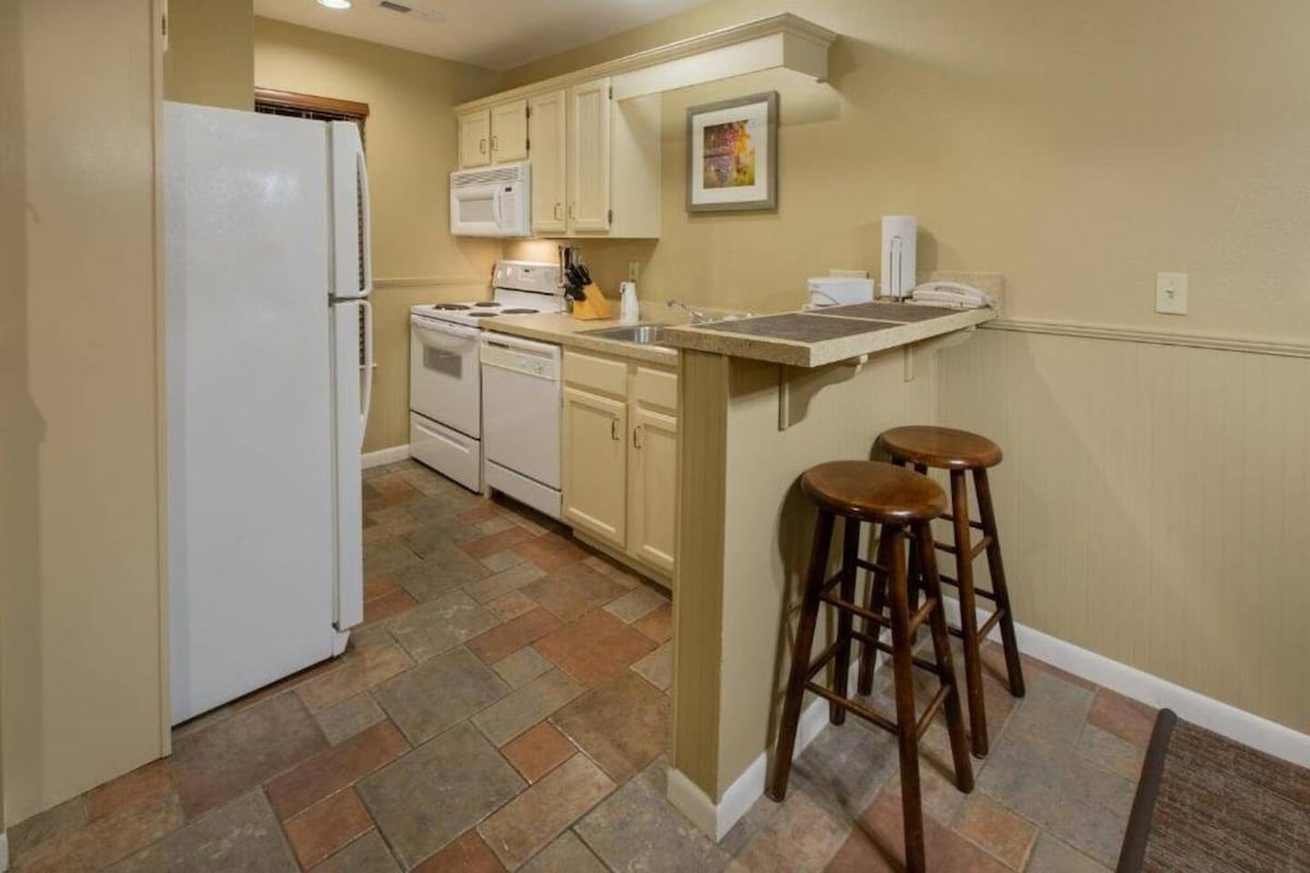 Great Place|2 BD| Kitchen|Pool