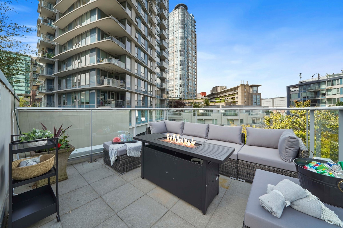 Private Rooftop Patio |5 star Amenities| Parking