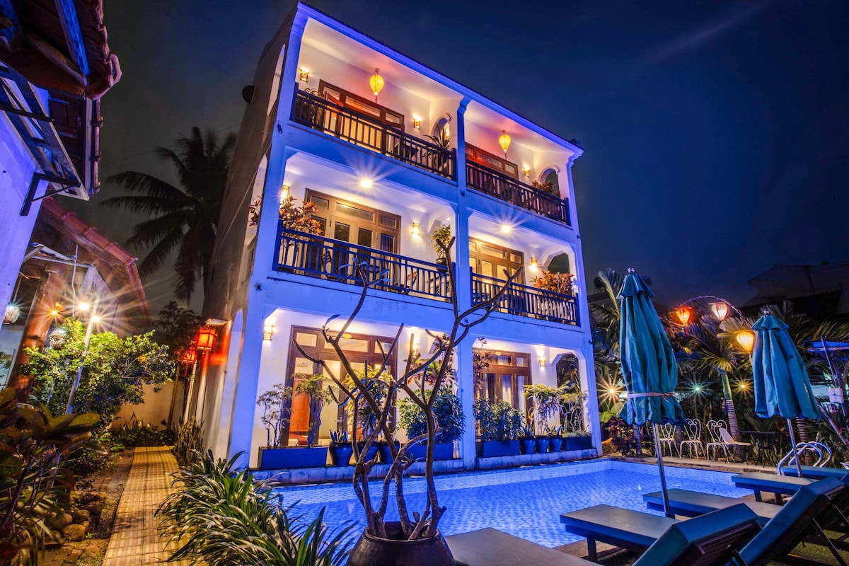 Deluxe Queen Pool Balcony - Trendy Life Villa