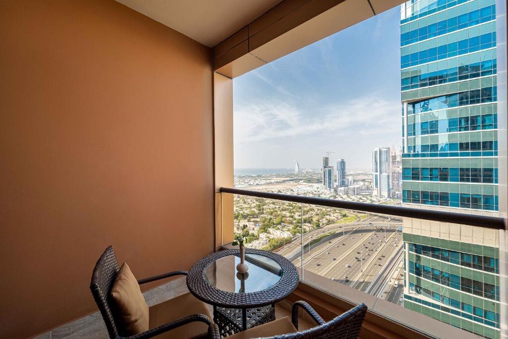 20% OFF 1BR Apartment near Dubai Metro Train