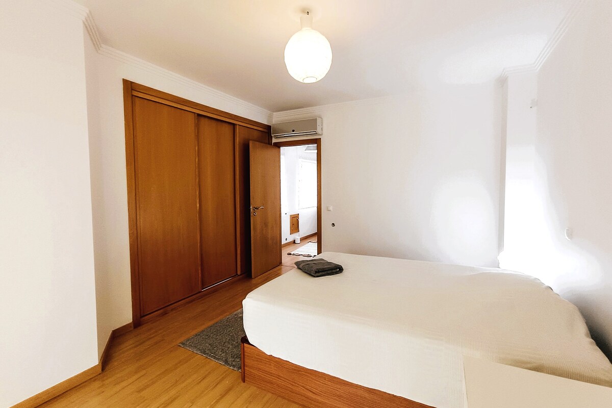 舒适的客房，配有双人床和厕所，靠近Carcavelos