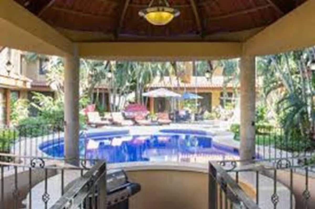 El Coco #1- 2 Bedroom Deluxe Villa, Pool, Gardens