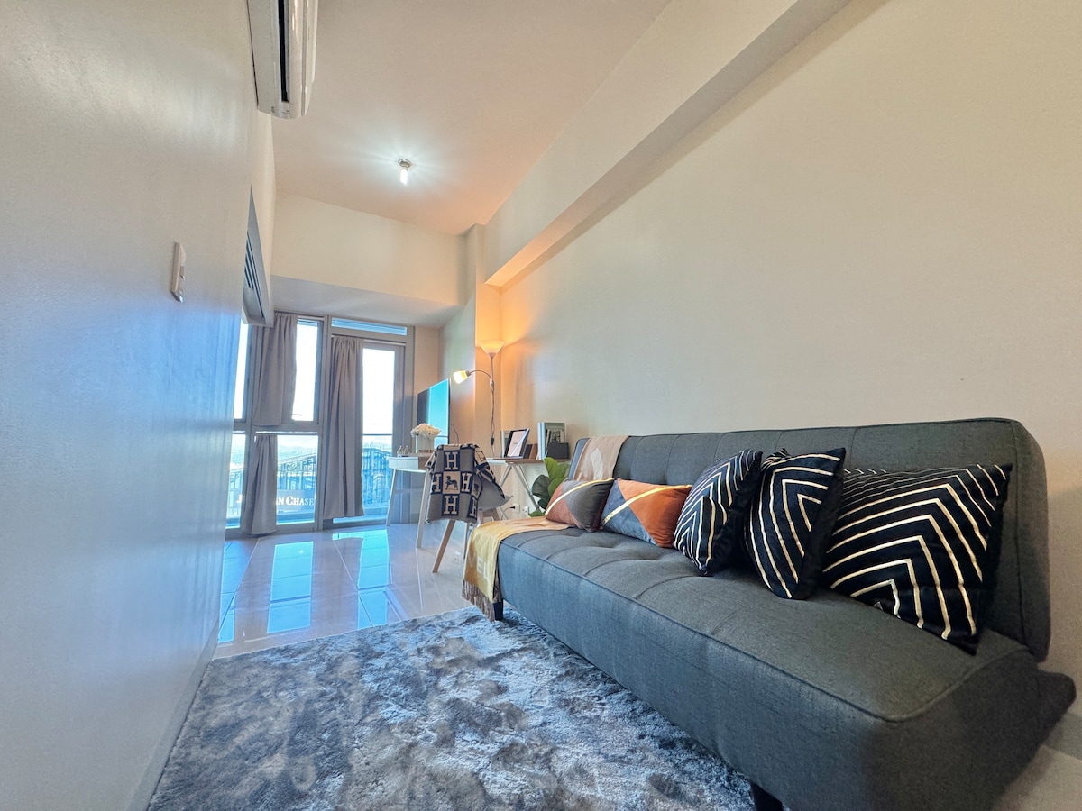 Uptown Luxury Stay in BGC: Rare 1BR w Washer+Dryer