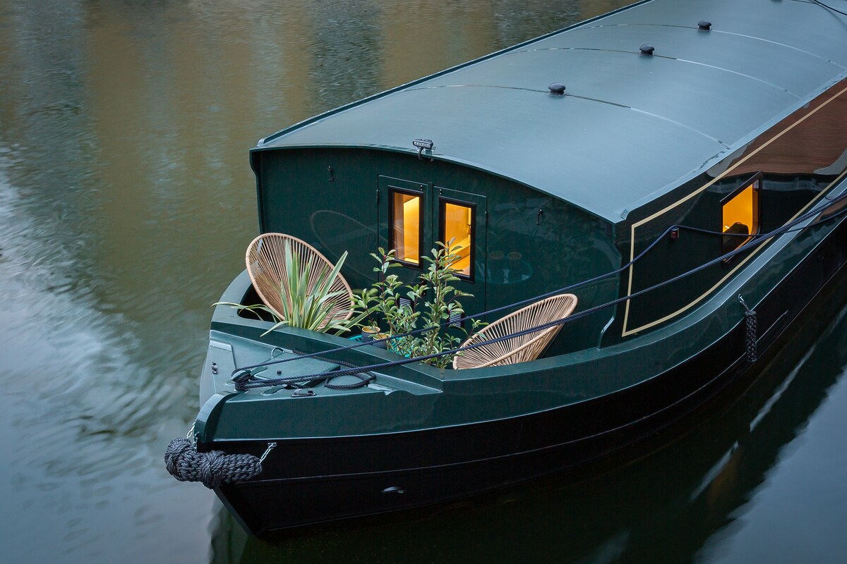 Luxurious houseboat in London