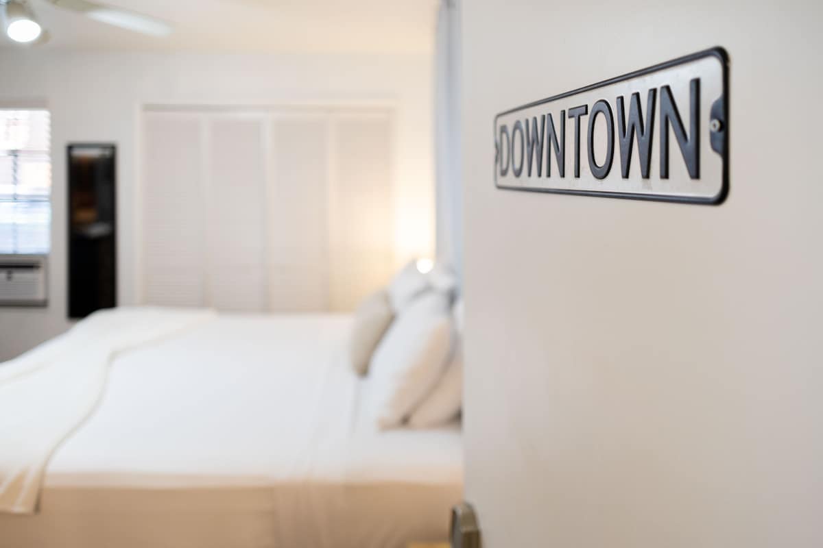 “Downtown” King pvt Bed&Bath, 55”TV near UF&HCA-FL