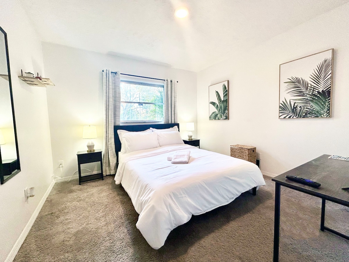 Tampa 4 Bedroom with Pond: Serene Getaway Retreat