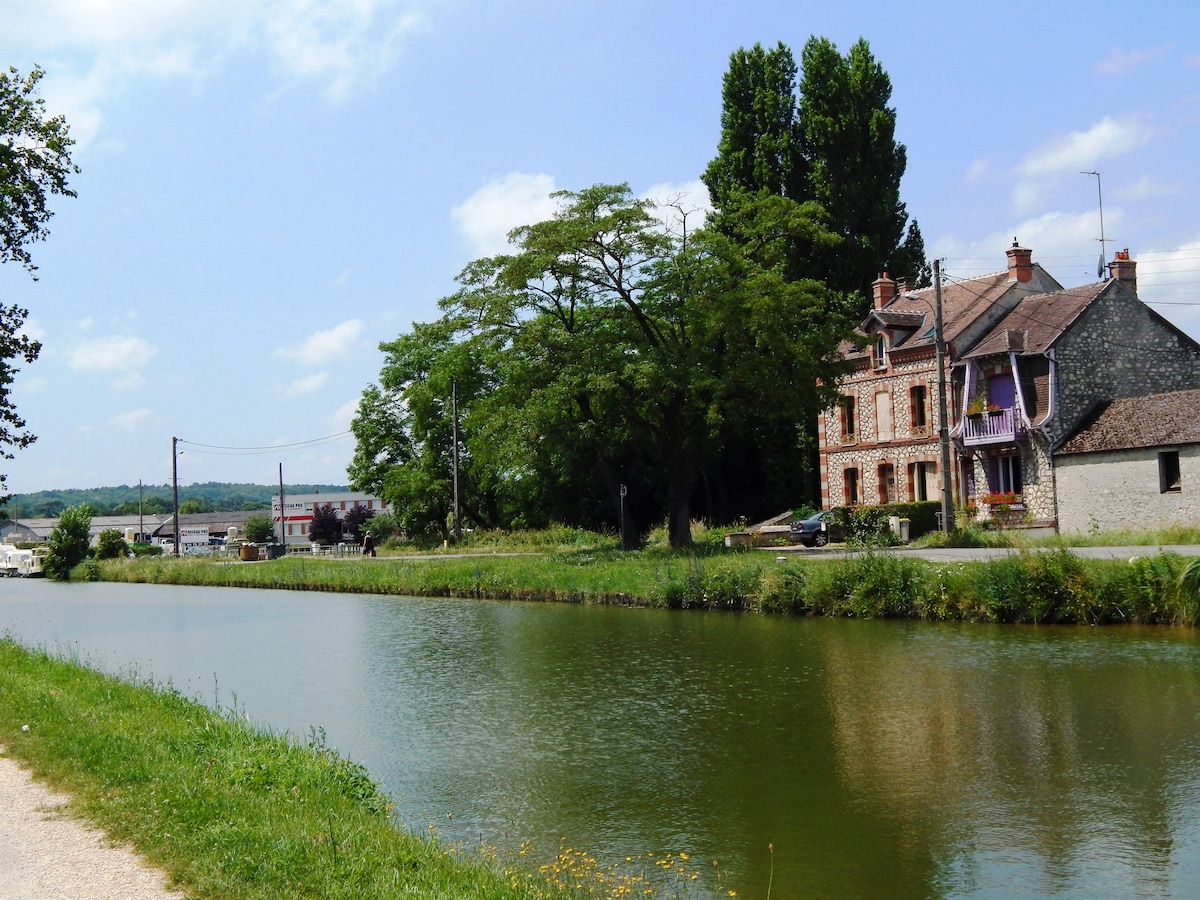 studio autonome au bord du canal